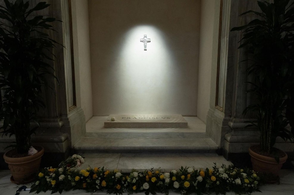 Verniki na grobu papeža Frančiška opazili nekaj nenavadnega: ko so se približali, niso mogli verjeti svojim očem (foto: Profimedia)