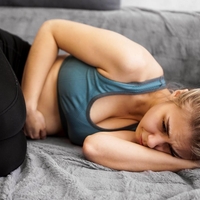 najstnica bolečina zdravje trebuh bolezen