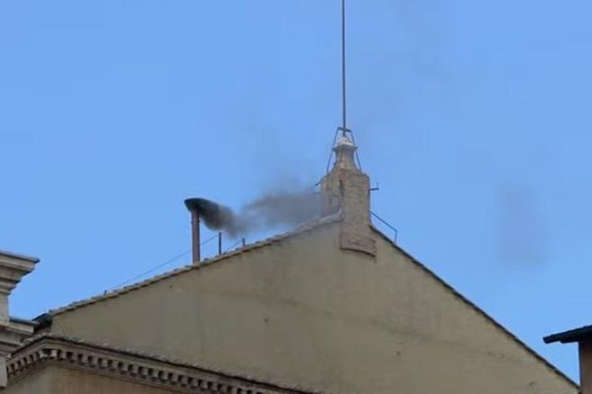 Tudi v drugo ni šlo: še vedno niso izvolili novega papeža