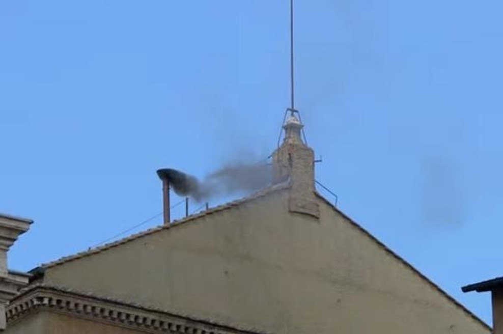 Tudi v drugo ni šlo: še vedno niso izvolili novega papeža (foto: Twitter/VaticanNews)