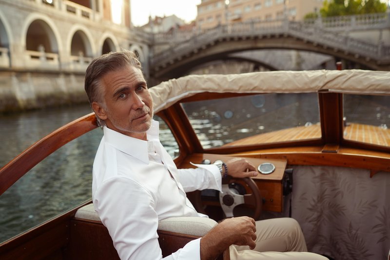 Jan Plestenjak presenetil z duetom z Moniko Avsenik na novem albumu