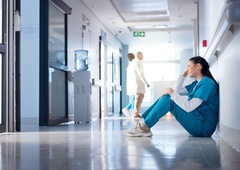 Medicinska sestra iz hospica, ki je do konca spremljala na stotine ljudi, pravi, da vsi na smrtni postelji vedno rečejo isto stvar – to pa je ...