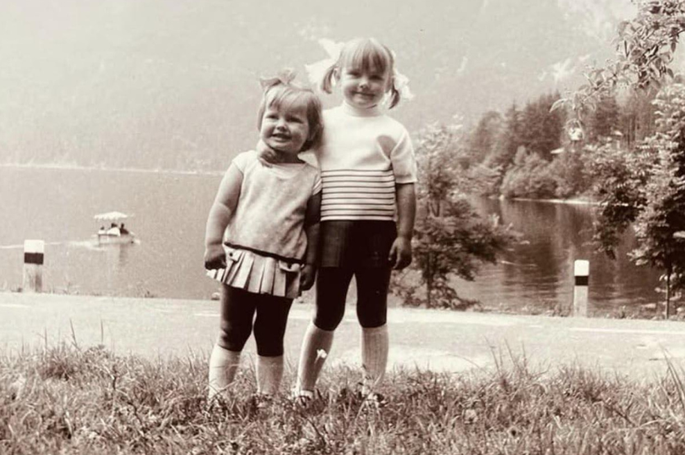 Bi ju prepoznali? Nekoč sta takole pozirali v Bohinju, danes ju pozna vsa Slovenija (foto: Facebook/natasa.pircmusar)