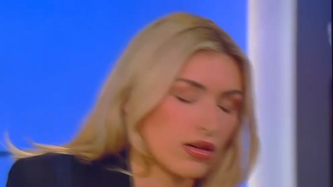 Znana televizijska komentatorka se je med prenosom v živo zgrudila na tla (VIDEO)