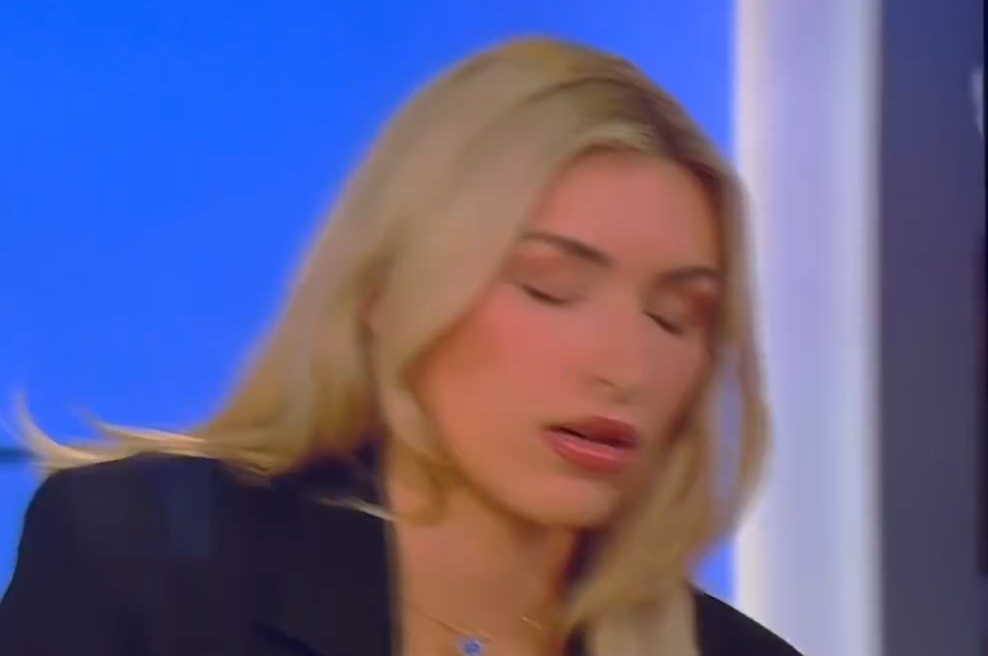 Znana televizijska komentatorka se je med prenosom v živo zgrudila na tla (VIDEO) (foto: Twitter/Daily Caller/posnetek zaslona)