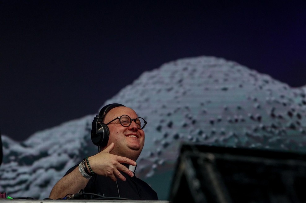 Papežev najljubši DJ? Spoznajte duhovnika, ki z glasbo združuje vero in popularno kulturo (foto: Profimedia)