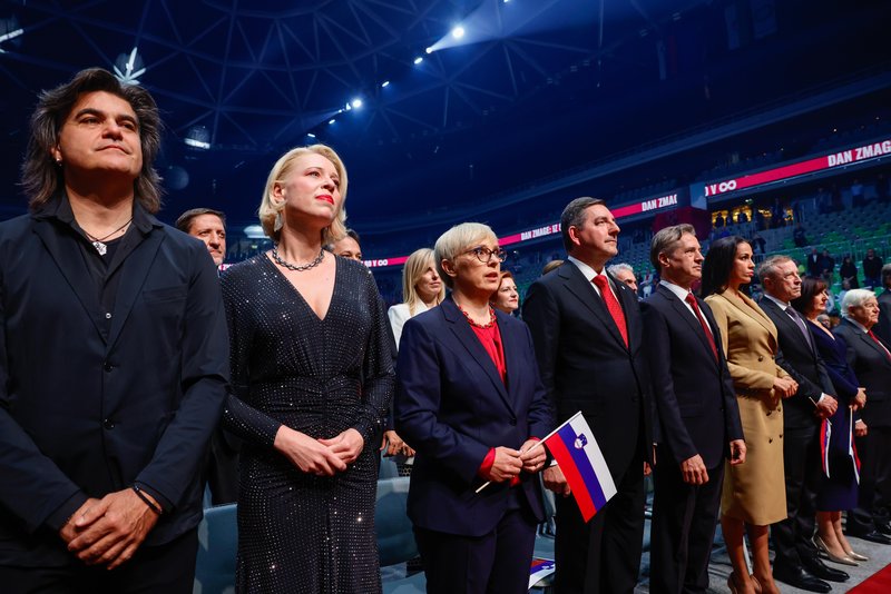 Urška Klakočar Zupančič zaljubljena kot še nikoli: z izbrancem se je udeležila državne slovesnosti (FOTO)