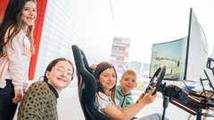 Nepozaben dogodek v kavarni Lolita je na edinstven način povezal eleganco in adrenalin (GALERIJA)