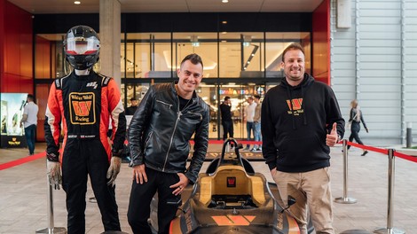 Nepozaben dogodek v kavarni Lolita je na edinstven način povezal eleganco in adrenalin (GALERIJA)