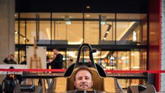 Nepozaben dogodek v kavarni Lolita je na edinstven način povezal eleganco in adrenalin (GALERIJA)