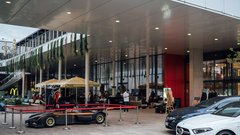 Nepozaben dogodek v kavarni Lolita je na edinstven način povezal eleganco in adrenalin (GALERIJA)