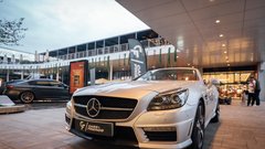 Nepozaben dogodek v kavarni Lolita je na edinstven način povezal eleganco in adrenalin (GALERIJA)