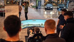 Nepozaben dogodek v kavarni Lolita je na edinstven način povezal eleganco in adrenalin (GALERIJA)