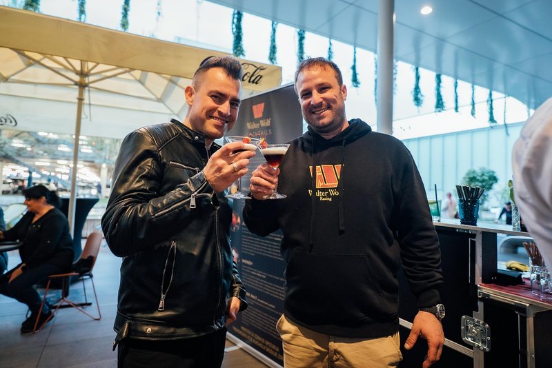 Nepozaben dogodek v kavarni Lolita je na edinstven način povezal eleganco in adrenalin (GALERIJA)