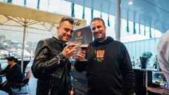 Nepozaben dogodek v kavarni Lolita je na edinstven način povezal eleganco in adrenalin (GALERIJA)