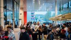Nepozaben dogodek v kavarni Lolita je na edinstven način povezal eleganco in adrenalin (GALERIJA)