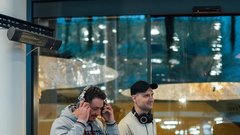 Nepozaben dogodek v kavarni Lolita je na edinstven način povezal eleganco in adrenalin (GALERIJA)