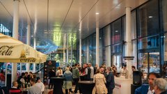 Nepozaben dogodek v kavarni Lolita je na edinstven način povezal eleganco in adrenalin (GALERIJA)