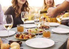 "Alkohol je dobesedno strup": generacija, ki zavrača alkohol (in kako se odzivajo njegovi proizvajalci)