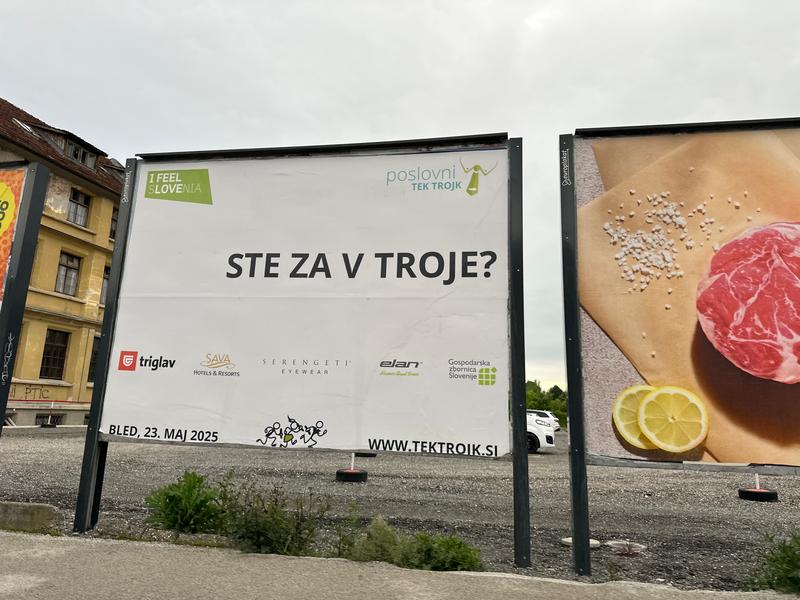 Plakat, "Ste za v troje?" obcestni plakat Bežigrad Ljubljana Slovenija