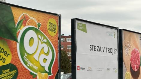 Plakat, "Ste za v troje?" obcestni plakat Bežigrad Ljubljana Slovenija