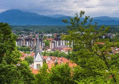 Anketa razkriva: To si Slovenci res mislijo o novih turističnih omejitvah