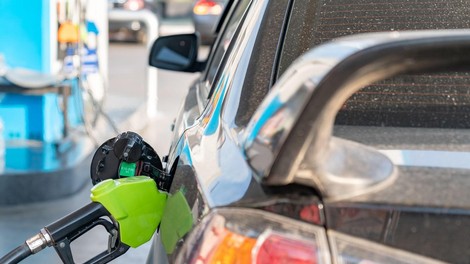 Natočili so gorivo, a že po nekaj metrih obstali: namesto bencina so namreč v rezervoar natočili ...