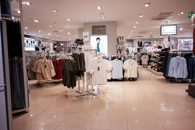Priljubljena modna znamka zapira vrata svojih trgovin, ljubitelji njihovih oblačil pa ostajajo razočarani