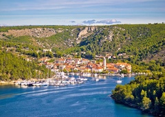 50-letnik je v turističnem raju na Jadranu gradil kot nor: javnost osupla, ko je postalo jasno, kaj vse je zgradil