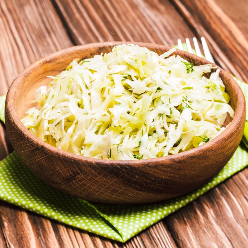 Znani kuhar razkril skrivnost najboljše zeljne solate: ključ ni v sestavinah, ampak v pravilnem vrstnem redu!