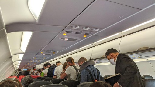 Po kirurškem posegu je bila prisiljena potovati z letalom — gesta neznane sopotnice jo je povsem šokirala