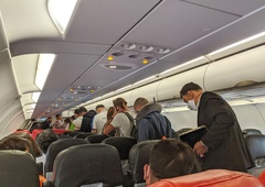 Po kirurškem posegu je bila prisiljena potovati z letalom — gesta neznane sopotnice jo je povsem šokirala