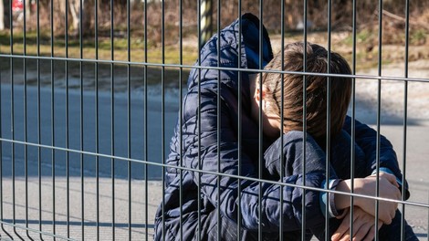 Znižanje starosti za kazensko odgovornost mladoletnikov. Bodo morali otroci za rešetke?