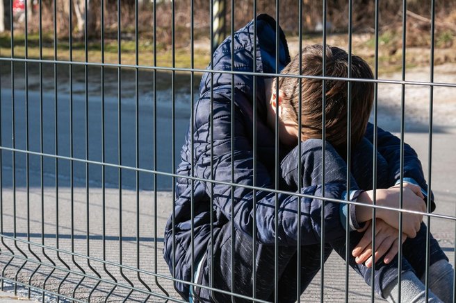 Znižanje starosti za kazensko odgovornost mladoletnikov. Bodo morali otroci za rešetke?