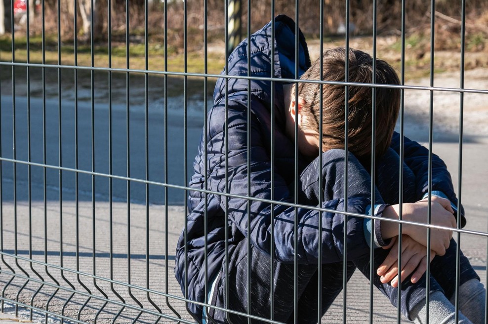 Znižanje starosti za kazensko odgovornost mladoletnikov. Bodo morali otroci za rešetke? (foto: Profimedia)