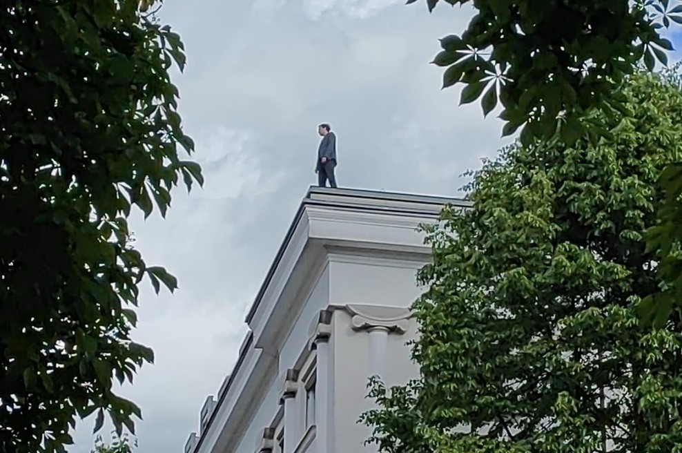 Poslanec SDS na strehi parlamenta grozil, da bo skočil (FOTO) (foto: STA)