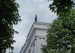 Poslanec SDS na strehi parlamenta grozil, da bo skočil (FOTO)