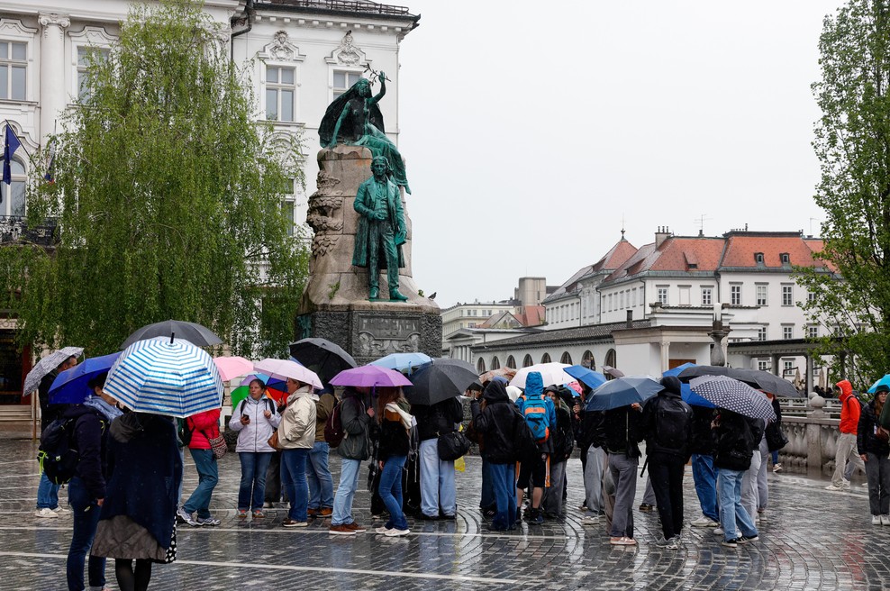 Američan na forumu dregnil v točko, ki moti marsikaterega Ljubljančana: "Je tukaj od nekdaj tako deževno?" (foto: Borut Živulovič/Bobo)