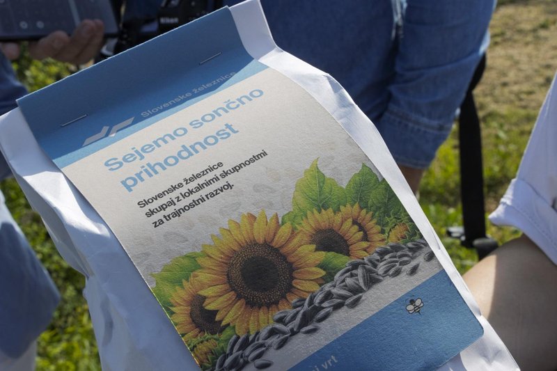 Sejemo sončno prihodnost: Slovenske železnice skupaj z občinami ob železnici simbolično poudarjamo pomen povezovanja, trajnostnega razvoja in družbene odgovornosti