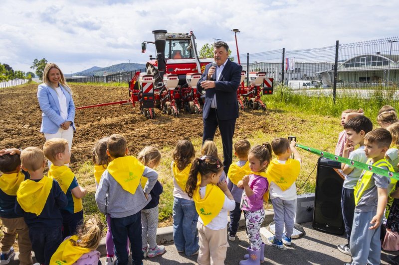 Sejemo sončno prihodnost: Slovenske železnice skupaj z občinami ob železnici simbolično poudarjamo pomen povezovanja, trajnostnega razvoja in družbene odgovornosti