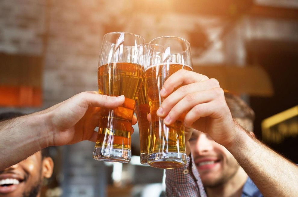 ALKOHOL Občasen kozarec vina ob večerji ali koktajlu ob veselih urah ne bo naredil trajne škode, lahko pa bi popivanje …