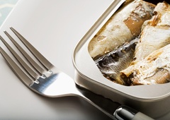 Imate radi sardine? Ob odprtju konzerve je v njej bilo - tole (odziv pristojnih pove več kot tisoč besed)