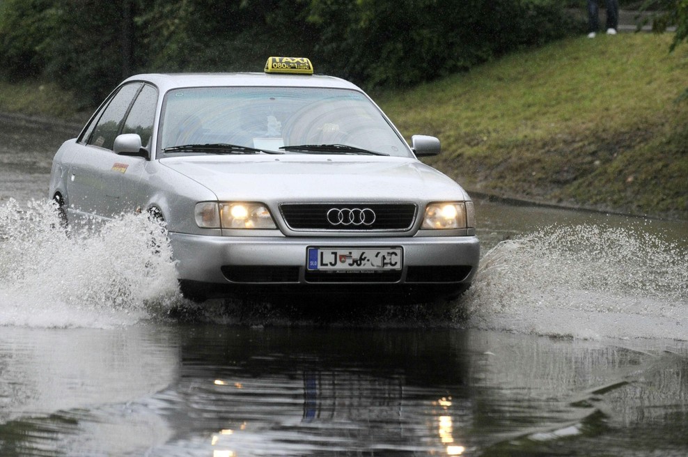 Ne boste verjeli, kaj si je privoščil taksist - stranka ni ostala tiho, ogorčeno sprašuje: "Kako je to mogoče?!" (foto: Bor Slana/Bobo)
