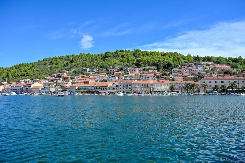Hrvaška turizem Dalmacija Vela luka Anglija jadrnica napad policija