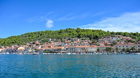 Hrvaška turizem Dalmacija Vela luka Anglija jadrnica napad policija