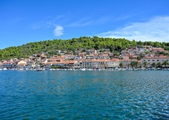 Grozljiv incident v turističnem raju na Jadranu: moški ponorel, turisti v šoku, javnost osupla in ogorčena