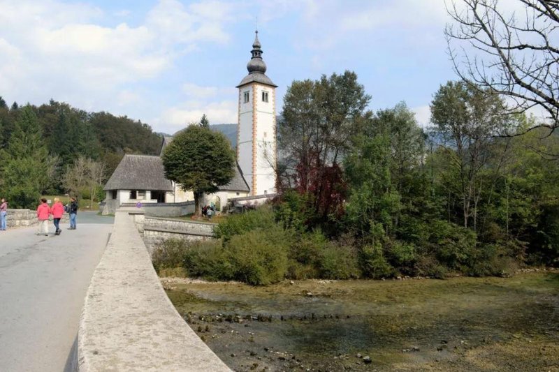 Bohinjsko jezero cerkev