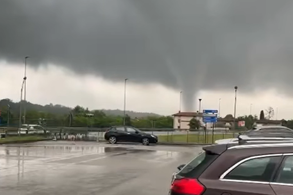 Tik ob slovenski meji nastal tornado: grozljivi vrtinec je prestrašil prebivalce (VIDEO) (foto: Facebook/MeteoNews 24/posnetek zaslona)