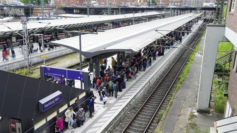 Napad na železniški postaji pretresel svet: ranjenih 18 ljudi, vsaj štirje v kritičnem stanju