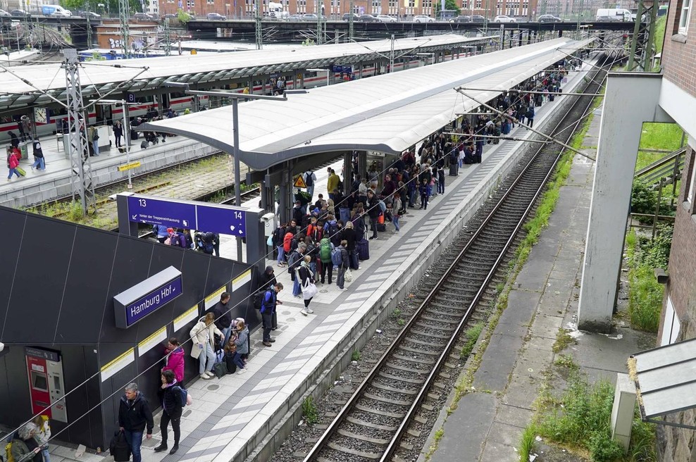 Napad na železniški postaji pretresel svet: ranjenih 18 ljudi, vsaj štirje v kritičnem stanju (foto: Profimedia)